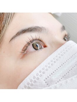 カペリベラ 枚方(Capelli Bella)の写真/キレイが長持ちの秘訣☆根元から立ち上がるので自まつ毛に近い自然な仕上がりで目力UP♪