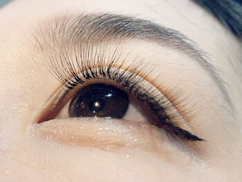 アイラッシュサロン カルモ(eye lash salon calmo)の写真/【ボリューム感UP☆華やかな目元はcalmoで叶う】ボリュームラッシュは極細毛を広げて装着!負担軽減、モチ◎