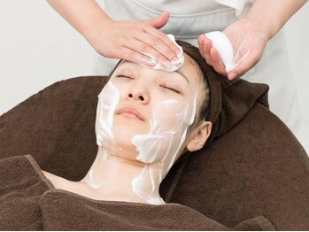 セラピー 北千住(Therapy)の写真/毛穴洗浄、ピーリング、顔脱毛など豊富なメニューで憧れの陶器肌へ。黒ずみ角栓ケア&引締めで透明感UP♪