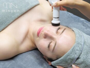 ミニョン(Minyon)の写真/美容業界で話題の【ハイドロ×プラズマ】で肌悩みとサヨナラして毛穴レスへ＊頑固な皮脂や角質を徹底ケア