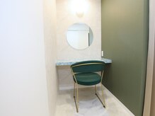 ヴィーライン 大阪梅田院(VeLine)の雰囲気（【パウダールーム】半個室でゆったりとできる空間です）